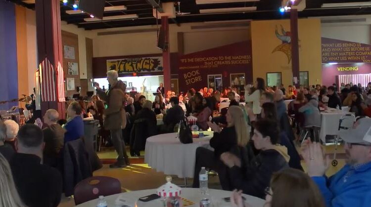 Famílias Advogado pela Educação Música no evento de arrecadação de fundos da Pittsford Mendon High School