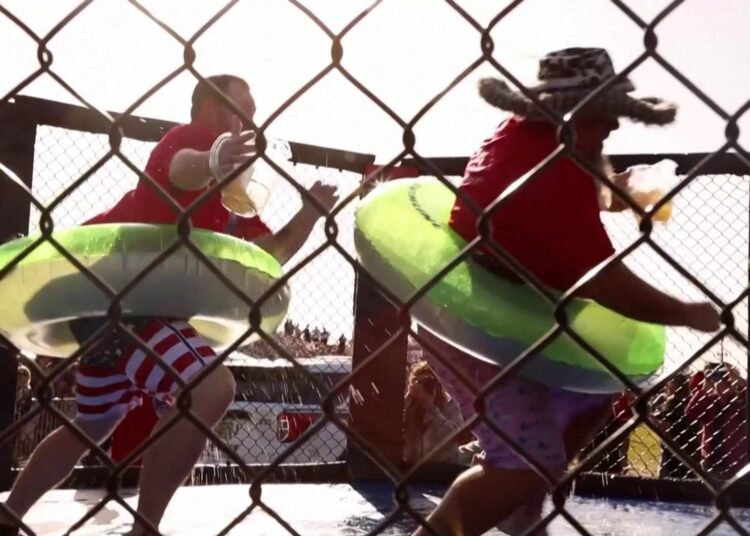 Florida Man Games Events para participantes: Gators, Jousting, Axe jogando
