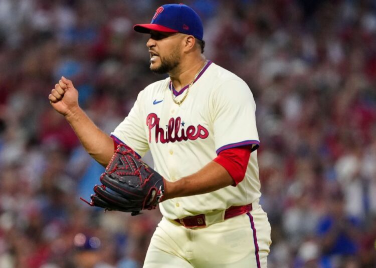 Fontes-Apaziguador Carlos Estévez, Royals atingindo contrato de 2 anos