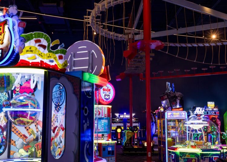 Gamescape by Cinemark abre portas em El Paso, oferece 18 pistas de boliche