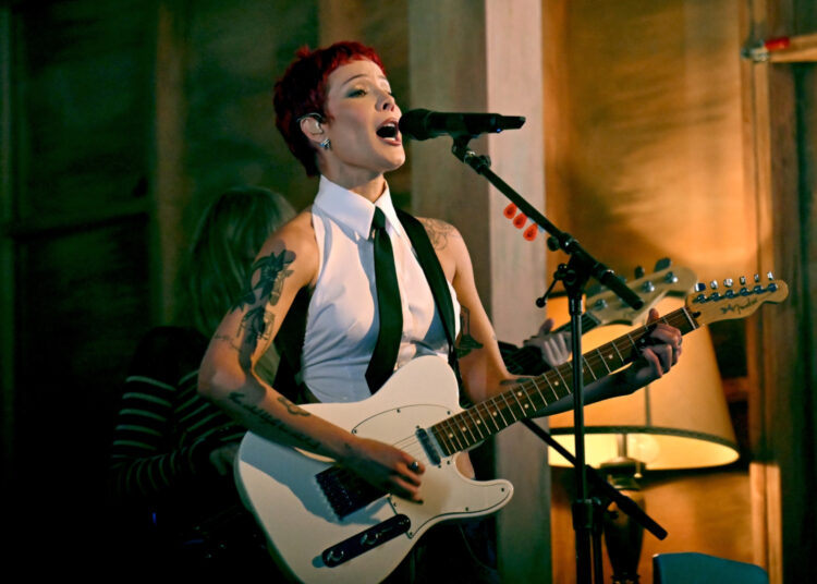 Halsey visualiza o novo single 'Safeword', fora desta semana