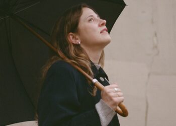 Helena DeLand revela as novas músicas 'Silver and Red' e 'Bigger Pieces'