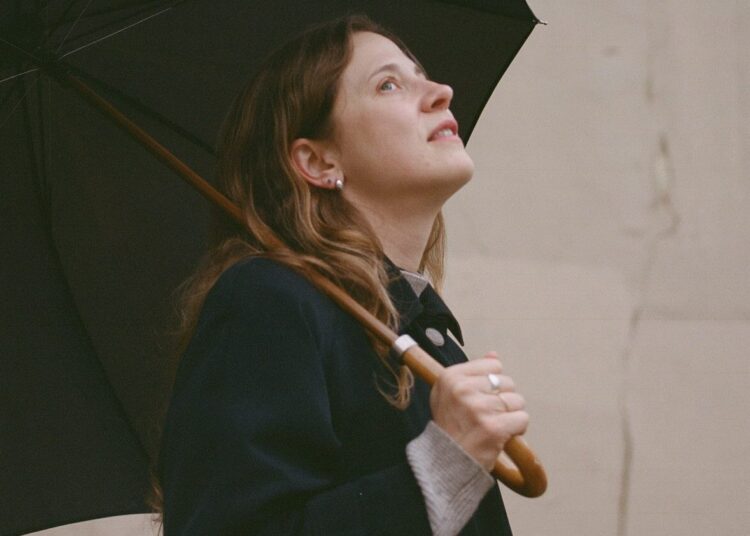 Helena DeLand revela as novas músicas 'Silver and Red' e 'Bigger Pieces'
