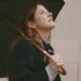 Helena DeLand revela as novas músicas 'Silver and Red' e 'Bigger Pieces'