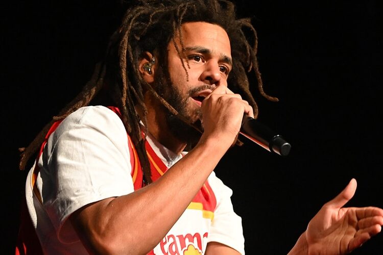 J. Cole compartilha que está "bloqueado" e trabalhando em novas músicas