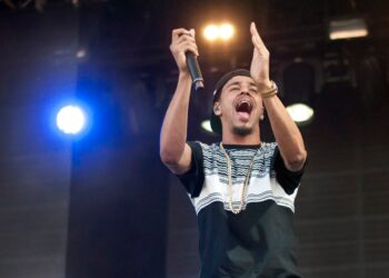 J. Cole lança nova música "Clouds"