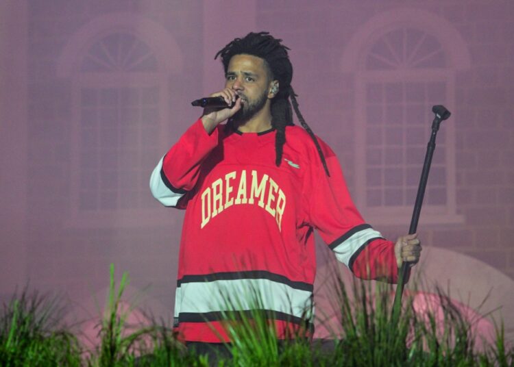 J. Cole lança nova música "Clouds": ouça
