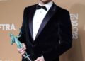 Jamie Lee Curtis apresenta SAG Prêmio a Colin Farrell, dizendo que ele deu a ela Covid