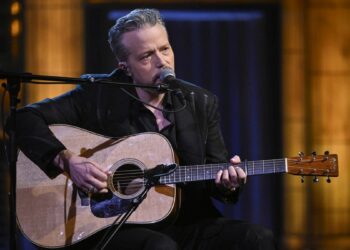 Jason Isbell estréia a nova música "Ride to Robert's" em Fallon