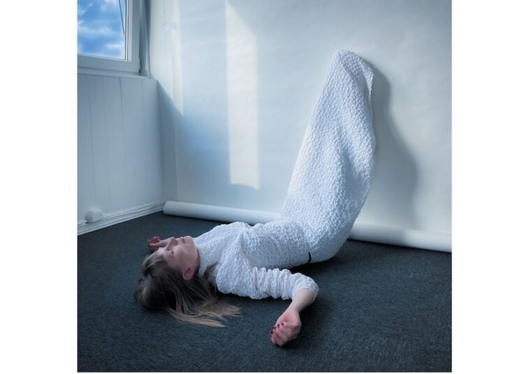 Jenny HVal anuncia o novo álbum 'Iris Silver Mist', 'Shares “Be A Rose” Exclaim!