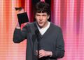 Jesse Eisenberg Honors 'Fairy Madmother' Emma Stone em discurso de aceitação sincera