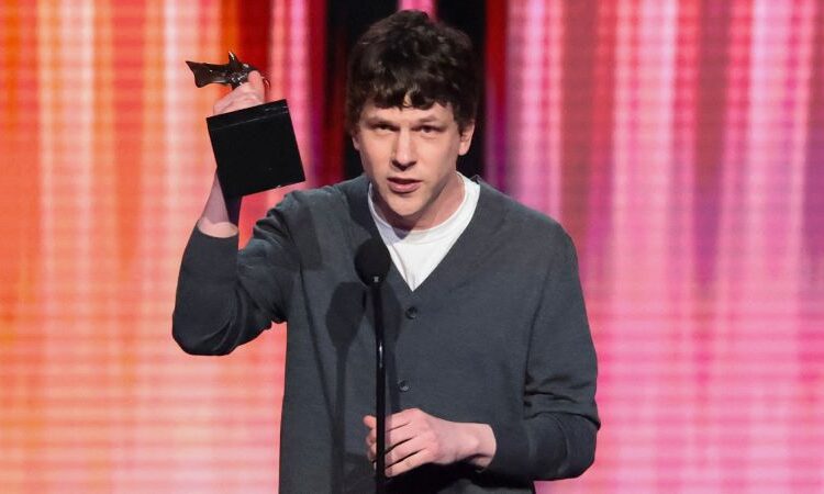 Jesse Eisenberg Honors 'Fairy Madmother' Emma Stone em discurso de aceitação sincera