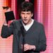 Jesse Eisenberg Honors 'Fairy Madmother' Emma Stone em discurso de aceitação sincera