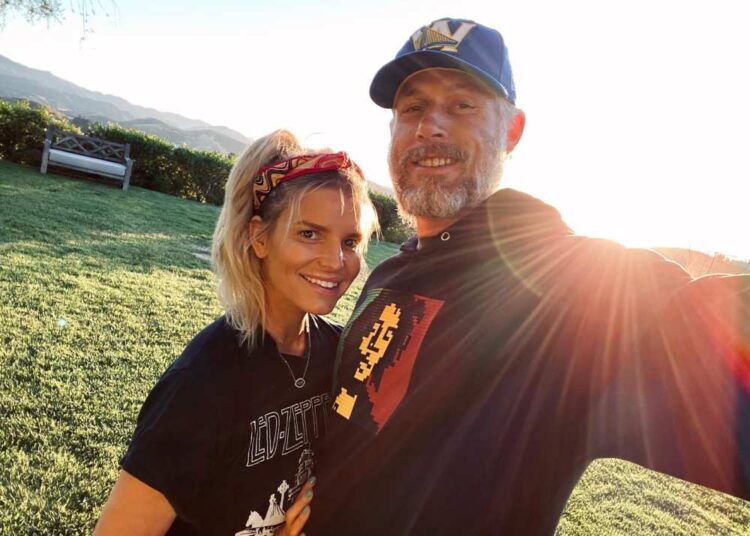 Jessica Simpson diz que ex Eric Johnson a apoiou fazendo nova música