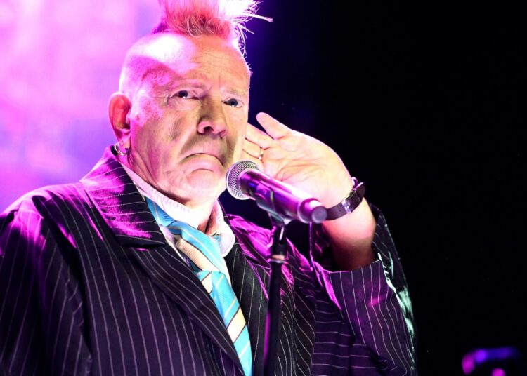 John Lydon Slam 'Dull' Taylor Swift, Sex Pistols '' Karaoke 'Reunião