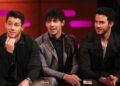 Jonas Brothers agradece aos fãs por 20 anos de apoio e provocam novas músicas e filme