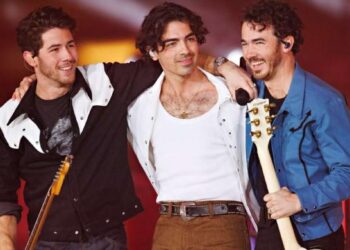 Jonas Brothers marca duas décadas juntos, provocam novas músicas