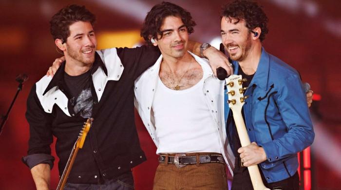 Jonas Brothers marca duas décadas juntos, provocam novas músicas