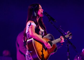 KACEY MUSGRAVES Nova música 'She Is My Bitch' estreou em Nashville