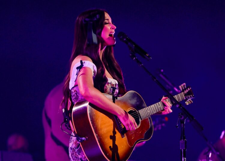 KACEY MUSGRAVES Nova música 'She Is My Bitch' estreou em Nashville