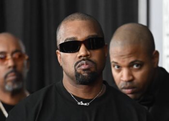 Kanye West lança a nova música 'Beauty and the Beast', antes de tirar o site Yeezy para vender apenas camiseta suástica