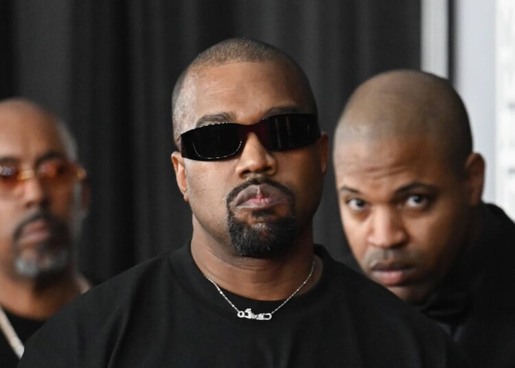 Kanye West lança a nova música 'Beauty and the Beast', antes de tirar o site Yeezy para vender apenas camiseta suástica