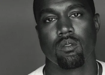 Kanye West solta a nova música 'Beauty and the Beast', vende camiseta suástica no site Yeezy