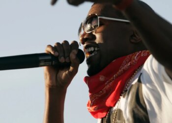 Kanye West sorrateiramente solta a nova música "Beauty and the Beast" durante a performance do intervalo do Super Bowl de Kendrick Lamar