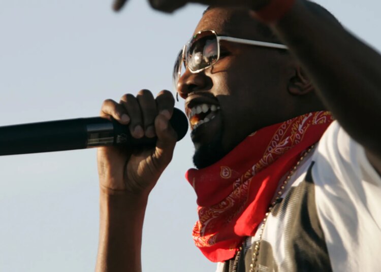 Kanye West sorrateiramente solta a nova música "Beauty and the Beast" durante a performance do intervalo do Super Bowl de Kendrick Lamar