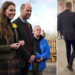Kate Middleton se inclina para o príncipe William em rara demonstração pública de afeto