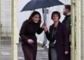 Kate Middleton vigas quando ela chega à Mother and Baby Unit no último passeio