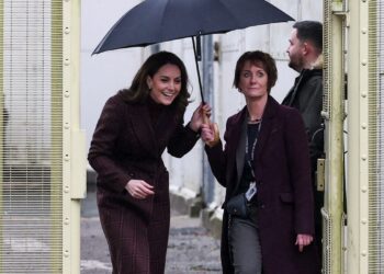 Kate Middleton vigas quando ela chega à Mother and Baby Unit no último passeio