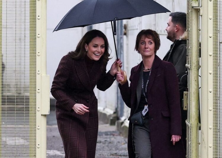 Kate Middleton vigas quando ela chega à Mother and Baby Unit no último passeio