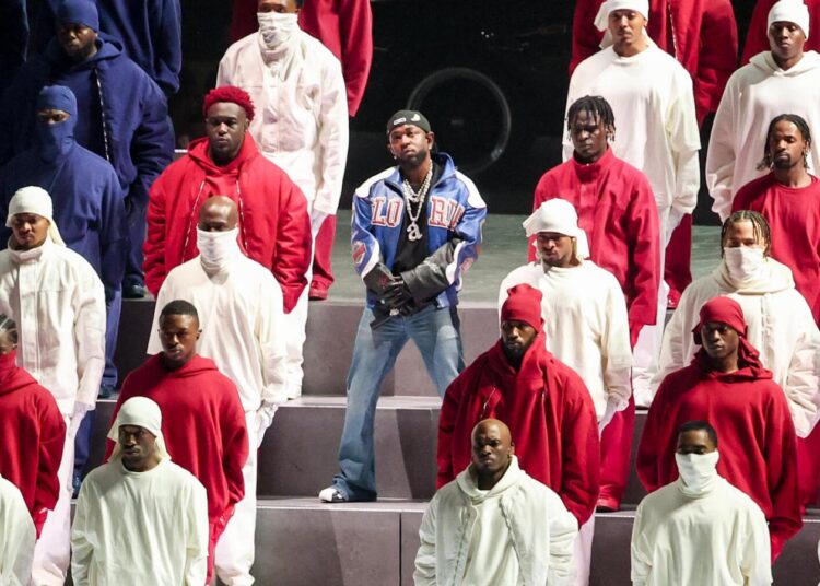 Kendrick Lamar traz 'não como nós' para o show de intervalo do Super Bowl