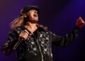 Kid Rock reduz o desempenho de Nashville, tempestades fora do palco depois que o público não vai bater palmas
