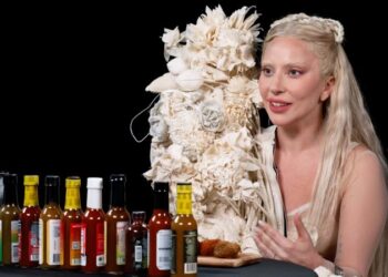 Lady Gaga nasceu para conquistar asas monstruosamente picantes em 'Hot Ones'