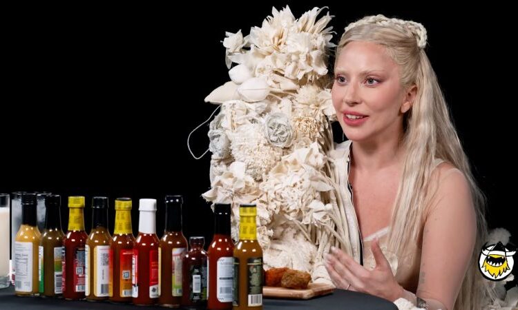 Lady Gaga nasceu para conquistar asas monstruosamente picantes em 'Hot Ones'