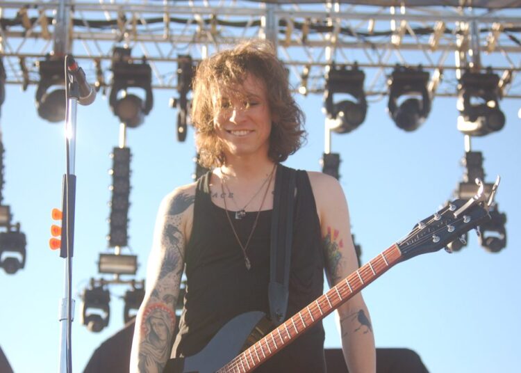 Laura Jane Grace lança um novo videoclipe para "Your God" e anuncia datas de turnê de verão 2025