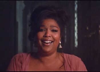 Lizzo é acusada de 'copiar' Lily-Rose Depp enquanto ela quebra em lágrimas em teaser por 'Nova Era' da música