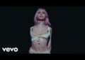 'Machine Girl' produzido por Grimes, por Adéla, apresenta Grimes no videoclipe e Sparks conversas sobre conflitos femininos