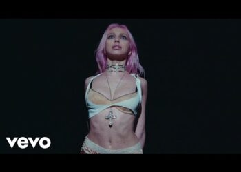 'Machine Girl' produzido por Grimes, por Adéla, apresenta Grimes no videoclipe e Sparks conversas sobre conflitos femininos