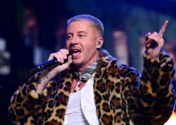 Macklemore derruba uma nova música que solta a fúria em Trump, Elon Musk e Israel - cultura