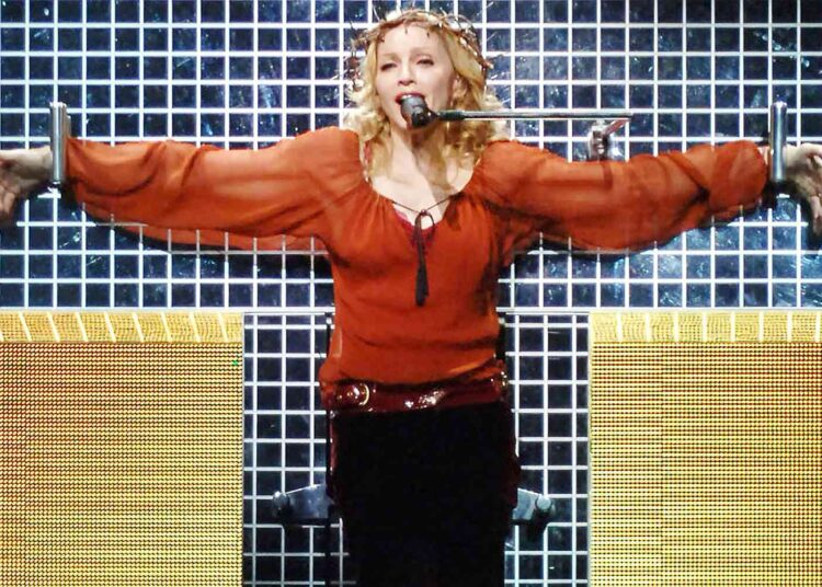 Madonna previu -se o novo álbum, diz que a nova música é 'Confessions Part 2'
