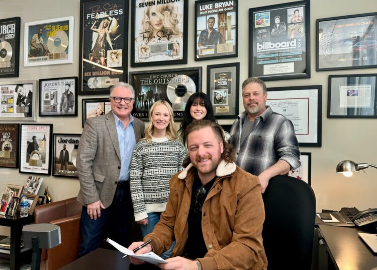 Matt Lang Sinais com Anthem Entertainment [Exclusive]