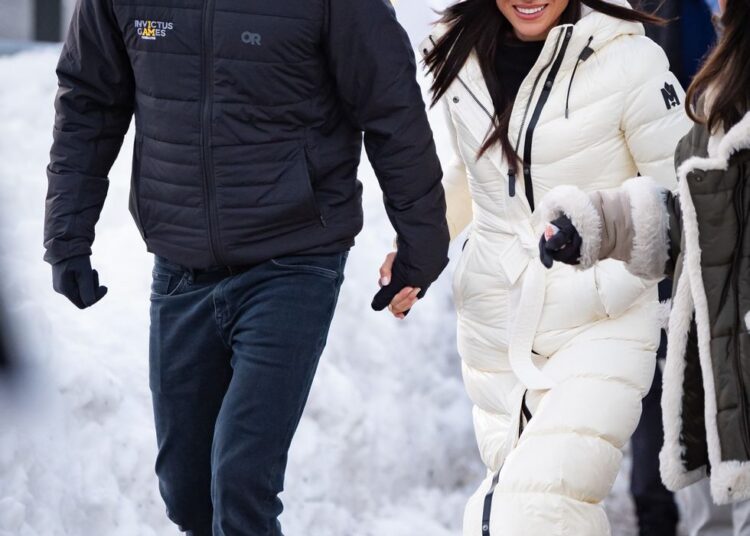 Meghan Markle e o príncipe Harry andam de mãos dadas enquanto a duquesa se prepara para deixar o Canadá no meio dos Jogos Invictus