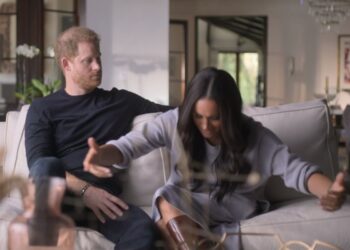 Meghan Markle's Curtsy em comparação com a princesa Kate se torna viral