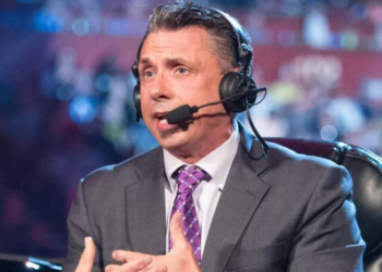 Michael Cole diz que a WWE "não é mais uma luta profissional"