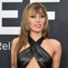Miley Cyrus mantém suas 'flores' crescendo enquanto os fãs esperam pela nova música