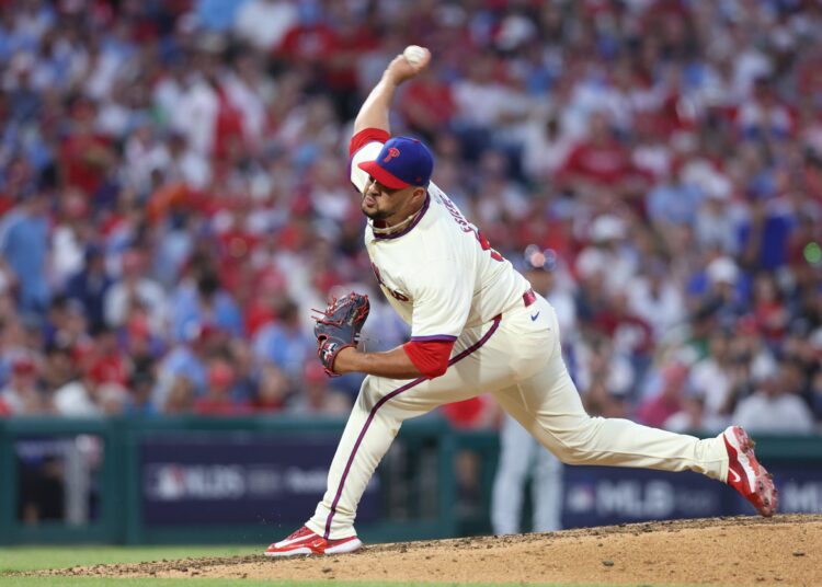 Na tempestade de US $ 22 milhões, Carlos Estévez entra no azul brilhante do Royals, animado para anunciar uma nova era