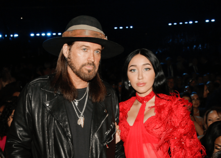 Noah Cyrus elogia a música 'Lost' do pai Billy Ray em meio a drama familiar